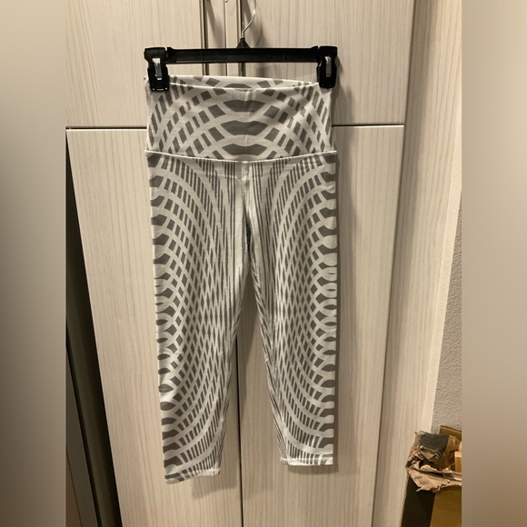 Alo capris - Picture 1 of 3